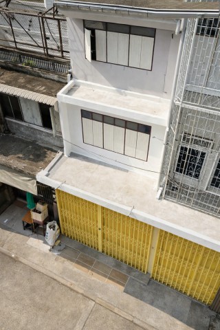 ใกล้รพ.ธนบุรีบำรุงเมือง 450 ม.MRT วัดมังกร 955ม.เยาวราช วัดสระเกศ บำรุงเมือง รพ.หัวเฉียว อาคารพาณิชย์ 3 ชั้น 4 นอน 2 น้ำ และคลองถม 1 กม.พื้นที่รวม 105 ตร.ม. เหมาะอยู่อาศัย ทำออฟฟิศ Airbnb หรือทำธุรกิจ ทำเลใจกลางเมือง เดินทางสะดวก  เชื่อมต่อย่านการค้าเก่าแก่ คลองถม เยาวราช และย่านธุรกิจสำคัญของกรุงเทพฯ 18,999 บาท/เดือน MRT WatMangkon 955m Yaowarat WatSaket BamrungMueang HuaChiew Hospital. 3-story commercial building in the Khlong Thom Yaowarat Bamrung Mueang area featuring 4 bed 2 bath and 105 