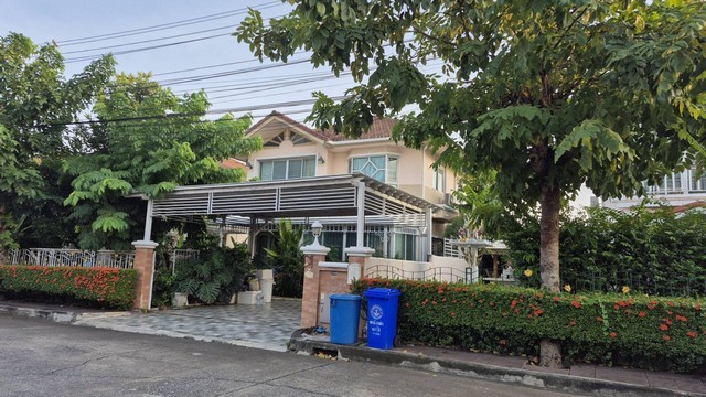 ขายบ้านพร้อมเฟอร์นิเจอร์ทั้งหลัง ม.ศุภาลัยวิลล์ ถนนวงแหวนรัตนาธิเบศร์ พื้นที่ 65 ตรว. ตำบลบางแม่นาง อำเภอบางใหญ่ จังหวัดนนทบุรีแถมโซฟา 2 ชุด โต๊ะกินข้าว 1  ชั้นวางของ  1ตู้รองเท้า 3 ตู้โชว์ 4 ตู้วางของ 2 ตู้ลิ้นชัก 1 ตู้ข้างเตียง 2 โต๊ะเครื่องแป้ง พร้อมกระจกแต่งหน้า 1ขายบ้านเดี่ยว ขนาดใหญ่ พร้อมเฟอร์นิเจอร์สไตล์ Englisg country ทั้งหลัง เนื้อที่ดิน 65 ตรว.ต่อเติมแล้ว รวมเนื้อ
