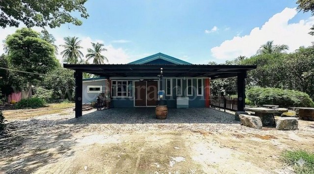 รหัสทรัพย์ : N1413บ้านเดี่ยว ที่ดิน 1 ไร่ 3 งาน คลองชะโด สามชุก สุพรรณบุรี วิวสวย ราคาถูกที่ตั้ง :&nbsp;ถนนสุพรรณบุรี-ชัยนาท ตำบลย่านยาว อำเภอสามชุก จังหวัดสุพรรณบุรี 72130รายละเอียดทรัพย์ :- บ้านชั้นเดียว พร้อมที่ดิน เนื้อที่ 1 ไร่ 3 งาน&nbsp;- 2 ห้องนอน, 2 ห้องน้ำ, 1 ห้องนั่งเล่น, 1 ห้องรับแขก-&nbsp;1 ห้องพระ, 2 ห้องครัว, 4&nbsp;ที่จอดรถ- ที่ดินติดถนน&nbsp;มีผลผลิตพืชผักสวนครัว มีบ่อเลี้ยงปลา- แปลง�