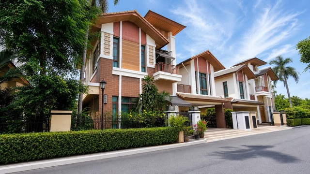 LV53619 ให้เช่า บ้านแสนสิริ สุขุมวิท 67 Baan Sansiri Sukhumvit 67 บนทำเลศักยภาพถนนสุขุมวิท ใกล้ทางด่วน ราคาเช่า : 180,000 บาท/เดือน (สัญญาขั้นต่ำ 2 ปี)ที่ตั้ง : ซอยสุขุมวิท 67 แขวงพระโขนงเหนือ เขตวัฒนา กทม. 10110ชื่อโครงการ : บ้านแสนสิริ สุขุมวิท 67 Baan Sansiri Sukhumvit 67รายละเอียด :- พื้นที่ดิน 85 ตร.ว.- พื้นที่ใช้สอยกว้างขวางถึง 400 ตร.ม.- 4 ห้องนอน - 5 ห้องน้ำ + ห้องแม่บ้าน (พร้อมห้องน้ำในตัว)- พื้นที่ห้องนั่งเล่นและห้อง