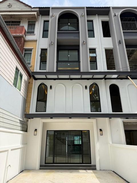 ขายทาวน์โฮม 4 ชั้น พื้นที่ขนาดใหญ่ 4 ห้องนอน ซอยลาดพร้าว 110 รีโนเวทใหม่ทั้งหลัง พร้อมเข้าอยู่ ราคาขาย 6,990,000 บาท ( ฟรีโอน )ที่ตั้ง ถนนลาดพร้าว ซอยลาดพร้าว 110 แขวงพลับพลา เขตวังทองหลาง กรุงเทพมหานครติดต่อ : คุณภัสพงณ์ 0634098164Line : deedaa24https://www.facebook.com/profile.php?id=61581484955548เนื้อที่ 24 ตารางวา พื้นที่ใช้สอยประมาณ 200 ตารางเมตร จำนวน 4 ชั้น 4 ห้องนอน 5 ห้องน้ำ ที่จอดรถ 2 คันห้องน้ำส่วนตัวทุกห้อง รีโนเวทใ