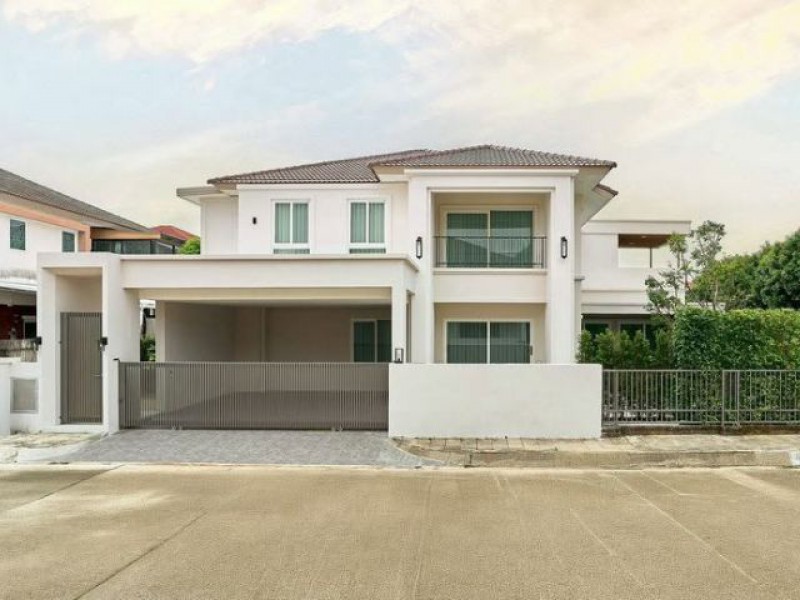 ขาย 16.9 ล้านบาท*พูลวิลล่าส่วนตัว - วรารมย์ เจริญเมืองบ้านพูลวิลล่าสไตล์รีสอร์ต ในโครงการคุณภาพบ้าน 2 ชั้น แปลงหัวมุมพร้อมสระว่ายน้ำระบบเกลือส่วนตัว เดินทางเข้าเมืองเชียงใหม่ ประมาณ 15 นาที. รายละเอียดบ้าน• พื้นที่ใช้สอย 290 ตร.ม.• ที่ดินกว่า 90 ตร.ว.• แปลงหัวมุม• บ้าน 2 ชั้น• 4 ห้องนอน• 5 ห้องน้ำ• ห้องรับแขกโปร่งโล่ง• ห้องอาหารขนาดใหญ่ รองรับ 8 ที่นั่ง• ครัว Built-in 2 โซน — ย�