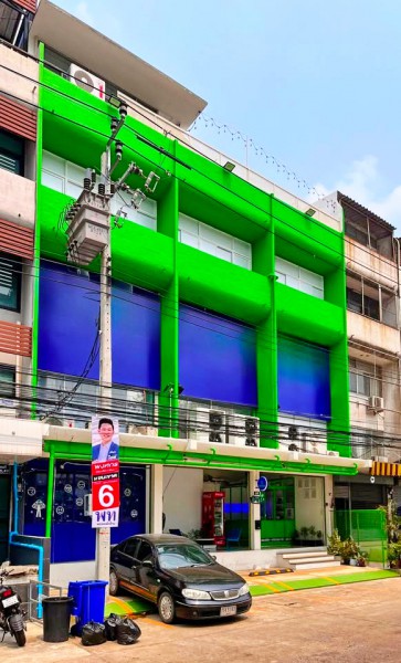 รพ.รามคำแหง 900 ม.เหมาะสำหรับคลังสินค้า ร้านค้า ร้านอาหาร สำนักงาน และธุรกิจ การกีฬาแห่งประเทศไทย 900 ม.  ตึกแถว 3 คูหา ทำเลศักยภาพรามคำแหง  8 นอน 4 น้ำ  720 ตร.ม.ให้เช่า 58,999 B-M.ใกล้ถนนรามคำแหง ใกล้ราชมังคลากีฬาสถาน 1.0 กม.สถานศึกษา โรงพยาบาล และศูนย์การค้า เดินทางสะดวก เชื่อมต่อถนนหลัก รถไฟฟ้า และมอเตอร์เวย์ได้ง่ายRamkhamhaeng Hospital 900 m. Sports Authority of Thailand 900 m. 3 adjoining shophouses in a prime Ramkhamhaeng location with 8 bed 4 bath and 720 sq.m. usable area.