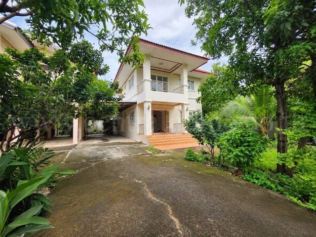 รหัสทรัพย์ : 7511บ้านเดี่ยวพร้อมที่ดิน 245.4 ตารางวา ซอยบางกร่าง 62 ติดถนนราชพฤกษ์ พร้อมอยู่ที่ตั้ง&nbsp;:&nbsp;ถนนราชพฤกษ์ ซอยบางกร่าง 62 ตำบลบางกร่าง อำเภอเมืองนนทบุรี นนทบุรี 11000รายละเอียดทรัพย์- บ้านเดี่ยว 2&nbsp;ชั้น ขนาดพื้นที่ดิน 245.4 ตารางวา พื้นที่ใช้สอย 230 ตารางเมตร ต่อเติมห้องครัวด้านหลัง 24 ตารางเมตร- 4 ห้องนอน, 2&nbsp;ห้องน้ำ, 1&nbsp;ห้องรับแขก, 1 ห้องครัว, 1 ห้องรับประทานอาหาร, 4 ที่จอ