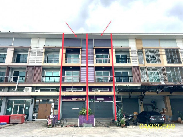 ขายอาคารพาณิชย์ปทุมธานี 3 ชั้น มีชั้นลอย 2 คูหา โครงการ กุลรดา ตลาดไท    ซอย ภายในโครงการ ถนน เทพกุญชร 1 ตำบล คลองหนึ่ง อำเภอ คลองหลวง จังหวัด ปทุมธานี  ราคา  6,860,000   บาท  ( ราคาต่อรองได้ )  รายละเอียดทรัพย์ -  เนื้อที่ 42.00 ตร.ว.  พื้นที่ใช้สอย 348.00 ตร.ม. -  4 ห้องนอน 6 ห้องน้ำ   -  2 ที่จอดรถ  -  บ้านหันไปทางทิศ  ใต้  พิกัดทรัพย์ :  https://maps.app.goo.gl/QfkeVtRUkWvZoNsc6  สถานที่ใกล้เคียง   - ตลาดไท - แม็คโคร สาขาคลองหลวง 