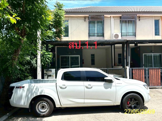 ขายทาวน์เฮ้าส์ปทุมธานี โครงการ บ้านพฤกษา 96/2 รังสิต-คลองหลวง 2     ซอย ภายในโครงการ ถนน เลียบคลอง 2 ฝั่งตะวันตก ตำบล คลองสอง อำเภอ คลองหลวง จังหวัด ปทุมธานี  ราคา   2,050,000   บาท  ( ราคาต่อรองได้ )  รายละเอียดทรัพย์ -  เนื้อที่ 23.80 ตร.ว.   พื้นที่ใช้สอย 92.50 ตร.ม. -  3 ห้องนอน 2 ห้องน้ำ  -  1 ที่จอดรถ  -  บ้านหันไปทางทิศ ตะวันออก  พิกัดทรัพย์ :  https://maps.app.goo.gl/mx4UfttWe7srfCZv6  สถานที่ใกล้เคียง   - แม็คโคร สาขาคลองหล�