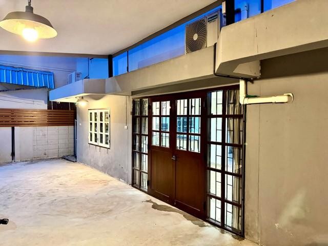 ให้เช่าบ้านเดี่ยว 2 ชั้น 50 ตร.ว. 3 ห้องนอน ซอยอุดมสุข 50 สุขุมวิท 103 รีโนเวทใหม่ ใจกลางอุดมสุข ใกล้ BTS อุดมสุข / MRT ศรีอุดมติดต่อ:: ชยา โทร/ID Line:: 0942823961Link Line:: https://line.me/ti/p/3xFA1An8Kcรหัส# T26-1254บ้านให้เช่า 2 ชั้น รีโนเวทใหม่ ใจกลางอุดมสุข ใกล้ BTS อุดมสุข / MRT ศรีอุดม๐ บนที่ดิน 50 ตร.ว.๐ พื้นที่ใช้สอยประมาณ 220 ตร.ม.๐ 3 ห้องนอน 2 ห้องน้ำ๐ 2 ห้องอเนกประสงค์ — ใช้เป็น Home Office / ห้องอ่านหนังสือ / ห้องพักผ่อน / Guest Room ได้๐ จ�