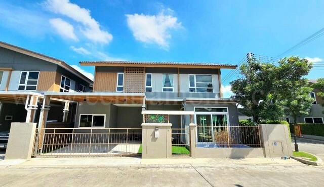 รหัสทรัพย์ : N1625บ้านแฝด อณาสิริ ติวานนท์ - ศรีสมาน หลังมุม บ้านสวยทำเลดี&nbsp;ที่ตั้ง :&nbsp;ถนนสะพานนนทบุรี - บางบัวทอง ตำบลบางขะแยง อำเภอเมืองปทุมธานี จังหวัดปทุมธานี 12000รายละเอียดทรัพย์- บ้านแฝด 2 ชั้น, หลังมุม ขนาดพื้นที่ 42.8 ตารางวา,&nbsp;พื้นที่ใช้สอย 180 ตารางเมตร- 3&nbsp;ห้องนอน, 4&nbsp;ห้องน้ำ, 1 ห้องรับแขก, 2 ห้องครัว, 2 ที่จอดรถ&nbsp;- แอร์ 4 เครื่อง, เฟอร์นิเจอร์บิ้วอิน ต่อเติมห้องอเนกปร�