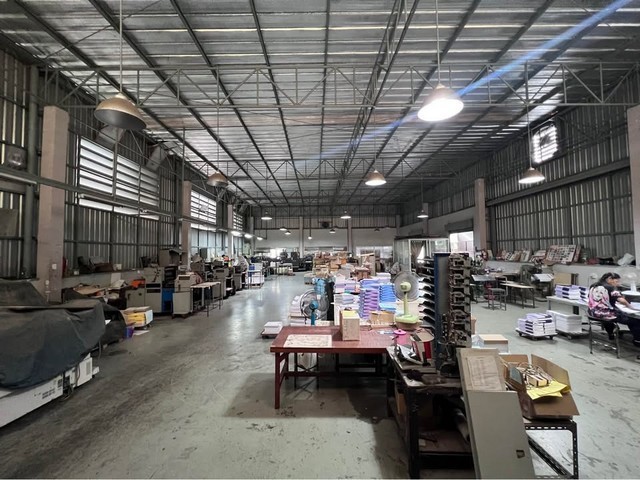 RK01100 โกดัง พร้อมออฟฟิศ 1,040 ตร.ม พระรามเก้า59 หลังรพ.สมิตเวช ศรีนครินทร์ รถเทรลเลอร์ใหญ่เข้าได้ โกดัง พร้อมออฟฟิศ @ พระรามเก้า 9ที่อยู่:  ถ. ศรีนครินทร์ แขวงสวนหลวง เขตสวนหลวง กรุงเทพมหานคร 10250โกดัง พร้อมออฟฟิศ 1,040 ตร.ม 52x20 สูง 8 เมตรพื้นรับน้ำหนัก 1.5 ตัน / ตารางเมตร ออฟฟิศ 2 ห้อง ไฟฟ้า 3 เฟศราคาเช่า 150,000 / เดือน มัดจำ 2 ล่วงหน้า 1สัญญาขั้นต่ำ 2 ปีWarehouse with Office @ Rama 9Address: Srinagarindra Road, Suan Luang Subdistrict, Suan Luang District, Bang