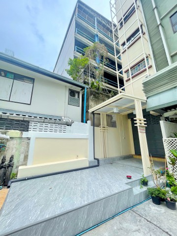 สีลม อาคารพาณิชย์รีโนเวทใหม่ 6ชั้น สุรวงศ์ 7นอน สี่พระยา บางรัก  6 น้ำ 94,998 บาท/เดือน ใกล้ตลาดกลางคืนพัฒน์พงษ์ 190 ม.พื้นที่ใช้สอย 220 ตร.ม.พร้อมแอร์ และที่จอดรถส่วนตัว ทำเลศักยภาพสูง ใจกลางสีลม เหมาะสำหรับธุรกิจ และสำนักงานหลากหลายรูปแบบ เดินทางสะดวก ใกล้BTS ศาลาแดง 500 ม.MRT รพ.รร.นานาชาติ เชื่อมต่อย่านธุรกิจ และแหล่งท่องเที่ยวสำคัญของกรุงเทพฯ Silom Newly renovated 6-story commercial building Surawong 7bed SiPhraya