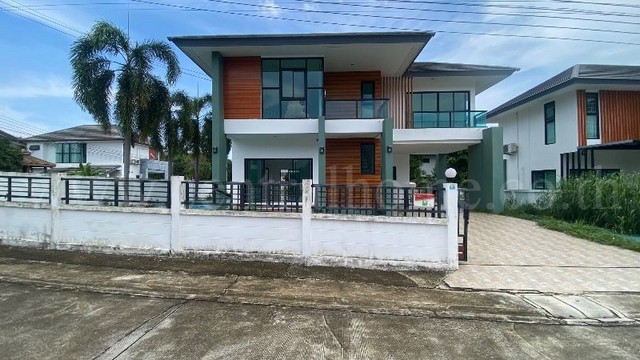 รหัสทรัพย์ : N1578บ้านเดี่ยว หมู่บ้าน นาราวิลล่า บ้านฉาง เนื้อที่ 111 ตร.ว ถูกสุดและใหญ่สุดในโครงการที่ตั้ง : ถนนบ้านฉาง ตำบลบ้านฉาง อำเภอบ้านฉาง จังหวัดระยอง 21130รายละเอียดทรัพย์- บ้านเดี่ยว 2 ชั้น ขนาดพื้นที่ 111 ตารางวา พื้นที่ใช้สอย 182 ตารางเมตร- 3 ห้องนอน, 3 ห้องน้ำ, 1 ห้องครัว, 1 ห้องรับแขก, 3 ที่จอดรถ&nbsp;- แท็งก์น้ำ 1 ชุด&nbsp;- หน้าบ้านหันทางทิศเหนือสถานที่และทำเลใกล้เคียง&nbsp;- ก�