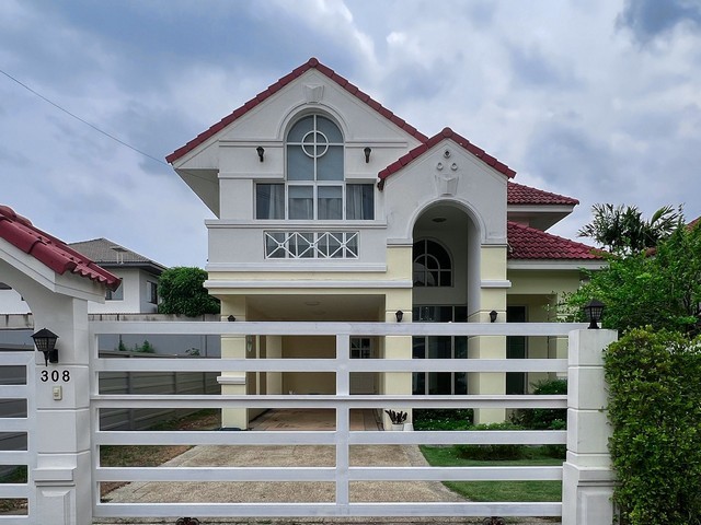 ให้เช่าบ้านเดี่ยวหมู่บ้านบารเมษฐ์ เฉลิมพระเกียรติ 62 ใกล้สวนหลวง ร.9 บ้านพื้นที่ใหญ่พร้อมเฟอร์นิเจอร์และเครื่องใช้ไฟฟ้า เหมาะสำหรับครอบครัว ชาวต่างชาติ และผู้ที่มีสัตว์เลี้ยงรายละเอียดทรัพย์- บ้านเดี่ยว 2 ชั้น- ที่ดิน 90 ตารางวา- พื้นที่ใช้สอย 200 ตารางเมตร- 3 ห้องนอน 3 ห้องน้ำ- 1 ห้องแม่บ้าน- ที่จอดรถ 2 คัน- สวนส่วนตัว- บ้านหันหน้าทิศเหนือ- แอร์ 4 เครื่อง- เครื่องทำน้�