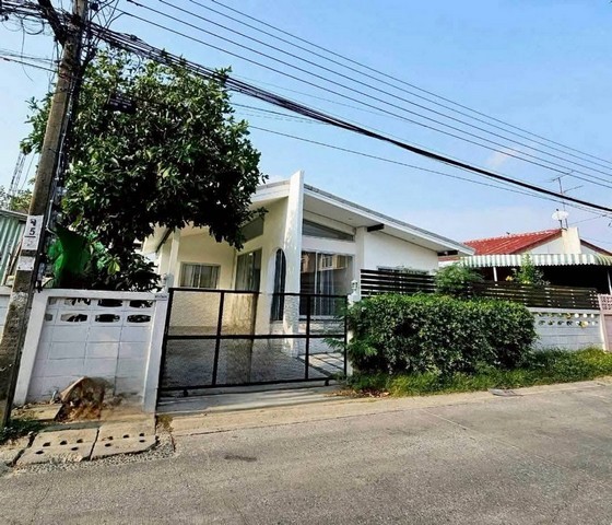 ให้เช่าบ้านเดี่ยวชั้นเดียว เสนานิคม-ลาดปลาเค้า บ้านพื้นที่กว้าง บรรยากาศร่มรื่น เดินทางเข้าออกได้หลายซอย เหมาะสำหรับอยู่อาศัยหรือทำ Home Officeรายละเอียดทรัพย์- บ้านเดี่ยวชั้นเดียว- ที่ดิน 56 ตารางวา- พื้นที่ใช้สอย 120 ตารางเมตร- 3 ห้องนอน 2 ห้องน้ำ- 1 ห้องครัว- 1 ห้องนั่งเล่น- ระเบียงหน้าและหลังบ้าน- จอดรถ 1-2 คัน- แอร์ 3 เครื่อง- เครื่องทำน้ำอุ่น- ไม่มีเฟอร์นิเจอร์จุดเด่น- �