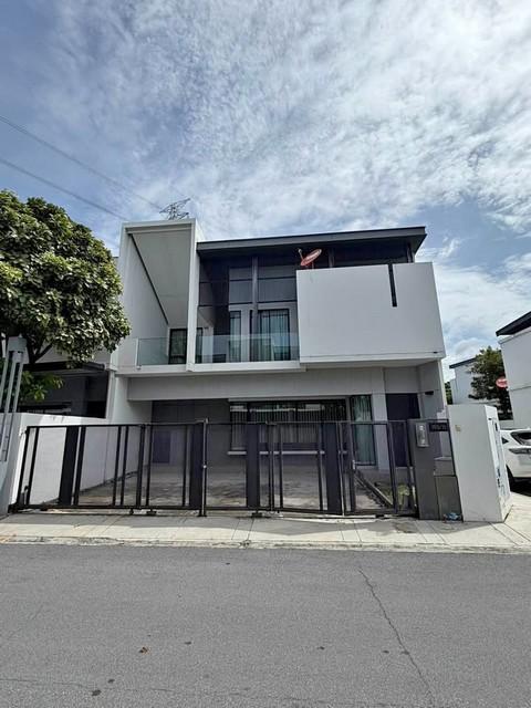 ขายบ้านเดี่ยว 2 ชั้น โครงการวีเว่ บางนา กม.7 ( Vive Bangna KM.7 ) หลังมุม ใกล้เมกะบางนา ติดโรงเรียนนานาชาติ Concordian พร้อมเข้าอยู่ราคาขาย 16,000,000 บาท ( ต่อรองได้ )ที่ตั้ง ถนนบางนา-ตราด กม.7 ตำบลบางแก้ว อำเภอบางพลี จังหวัดสมุทรปราการ 10540ติดต่อ : คุณภัสพงณ์ 0634098164Line : deedaa24https://www.facebook.com/profile.php?id=61581484955548เนื้อที่ 40.3 ตารางวา พื้นที่ใช้สอย 225 ตารางเมตร จำนวน 2 ชั้น 3 ห้องนอน 4 ห้องน้ำ 1 ห้องแม่บ้าน ที่จอดรถภายในรั้ว
