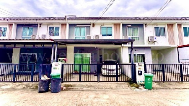 รหัสทรัพย์&nbsp; N1472ทาวน์โฮม หมู่บ้านพฤกษา 116 รังสิต-ธัญบุรี ถูกที่สุดในโครงการที่ตั้ง :&nbsp;ตำบลคลองหก อำเภอคลองหลวง จังหวัดปทุมธานี 12120รายละเอียดทรัพย์-&nbsp;ทาวน์โฮม 2 ชั้น เนื้อที่ 17.4 ตารางวา พื้นที่ใช้สอย 95 ตารางเมตร- 3 ห้องนอน, 2 ห้องน้ำ, 1 ห้องนั่งเล่น, 1 ห้องครัว- ที่จอดรถ 1 คัน- ปูพื้นด้วยกระเบื้องแกรนิตโต้อย่างดี- เครื่องปรับอากาศ 4 เครื่อง / เครื่องทำน้ำอุ่น- ห้องนอนใหญ่ 1 