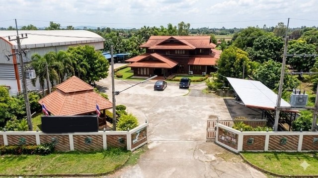 รหัสทรัพย์ : 7460บ้านเดี่ยวพร้อมโกดังและออฟฟิศพร้อมทำธุรกิจต่อได้เลย ตำบลตาขัน ระยอง เนื้อที่ 5 ไร่ 46 ตารางวา ถูกสุดในระยองที่ตั้ง : ถนนตาขัน-บ้านค่าย เชื่อมต่อเส้น 36 ชลบุรี-กทม. ตำบลตาขัน อำเภอบ้านค่าย จังหวัดระยอง 21120รายละเอียดทรัพย์- บ้านเดี่ยวสองชั้น ขนาดพื้นที่ 5 ไร่ 46 ตารางวา พื้นที่ใช้สอย 4,800 ตารางเมตร- 4 ห้องนอน, 2 ห้องน้ำ, 1 ห้องพระ, 1 ห้องรับแขก, 1 ห้องครัว, 10 ที่จอด�