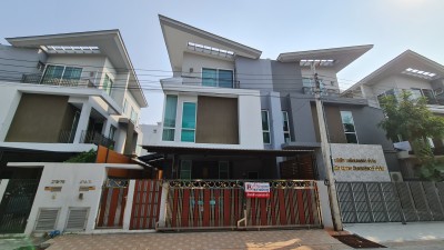 RealEstate 905-61 ให้เช่าบ้านแฝดหรู 3 ชั้นหลังมุม #แกรนด์ไอดีไซน์วิภาวดี สไตล์บ้านเดี่ยวที่ตั้ง: ถ.วิภาวดีรังสิต แขวงสนามบิน เขตดอนเมืองพื้นที่จัดเต็ม : 39.4 ตร.ว. (พื้นที่ใช้สอย 212 ตร.ม.)เกรด A เฟอร์ฯ เครื่องใช้ไฟฟ้าครบ พร้อมเข้าอยู่! ค่าเช่า 37,000 บาท/เดือน (รวมส่วนกลางแล้ว)(สัญญา 1 ปี | มัดจำ 2 เดือน | ล่วงหน้า 1 เดือน)ไฮไลท์ความคุ้มค่า: 3 นอน 3 น้ำ 1 Living Room ชั้น 2 และมี Walk-in Closet จอดรถได้ 2 คัน• ตกแต่