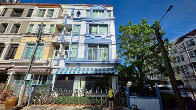 AOM 3126โฮมออฟฟิต ให้เช่า  หมู่บ้าน กลางเมือง ติดถนน ศรีนครินทร์  50,000 บาท ต่อเดือนขาย 16.9 ล้านบาท  หมู่บ้าน กลางเมือง ติดถนน ศรีนครินทร์ มี 10 ห้อง 6ห้องนำ พื้นที่ใช้สอย590ตรมพื้นที่ 47ตรวหน้ากว้าง8เมตรเช่า  ตามสภาพ 30,000 ถ้า  แต่งซ่อมสวย 50,000คะตึกมุม มีที่จอดรถ หน้าตึก และข้างตึก พร้อมเช่า ซอย ศรีด่าน 24 ใกล้ รถไฟฟ้าสีเหลือง เดินทางสะดวกมากๆ มี รปภ ปลอดภัย ใกล้ แมคโคล ใกล้ถนนใหญ่ ม