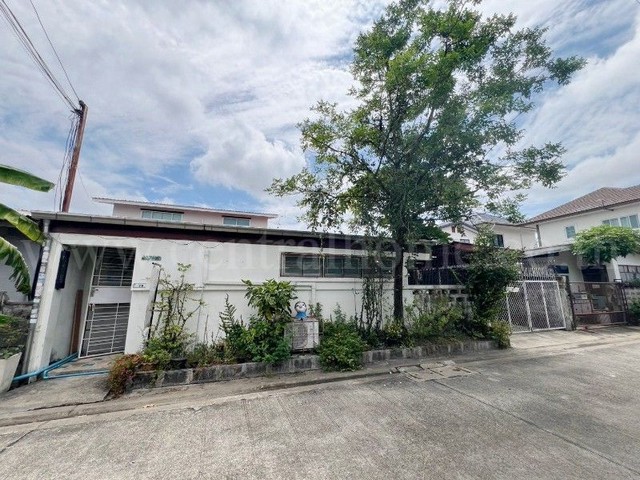 รหัสทรัพย์ : 7304บ้านเดี่ยว ชั้นเดียว หมู่บ้านงามวงศ์วาน&nbsp;2 ใกล้&nbsp;MRT&nbsp;บางกระสอ พร้อมอยู่ ราคาถูกที่ตั้ง :&nbsp;ซอยติวานนท์ 25 แยก 4 (แผ่นดินทอง) ตำบลกระสอ (บางซื่อ) อำเภอเมืองนนทบุรี จังหวัดนนทบุรี11000รายละเอียดทรัพย์&nbsp;- ขนาดพื้นที่ 40 ตารางวา พื้นที่ใช้สอย 150 ตารางเมตร- 4 ห้องนอน, 2 ห้องน้ำ, 1 ห้องนั่งเล่น, 1 ห้องครัว, 2 จอดรถ- ต่อเติมหลังคาจอดรถ ต่อเติมครัวปิด+เคาน์เตอร์ครัว- เครื