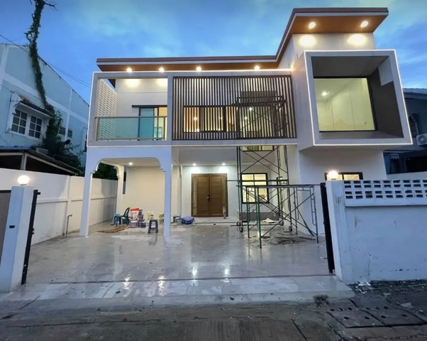 ขายบ้านเดี่ยวลาดพร้าว 87 แยก 6 บ้านสำหรับครอบครัวใหญ่ พร้อมอยู่ใครกำลังมองหาบ้านที่ “ทุกคนในครอบครัวมีพื้นที่ของตัวเอง แต่ยังใช้ชีวิตร่วมกันได้อย่างอบอุ่น” บ้านหลังนี้น่าสนใจมากค่ะราคาขาย 11.9 ล้านบาทบ้านเดี่ยวรีโนเวทใหม่ทั้งหลัง บนที่ดิน 59 ตร.ว. ฟังก์ชันจัดเต็มถึง 5 ห้องนอน เหมาะทั้งครอบครัวใหญ่ บ้านหลาย Generation หรือปรับบางห้องเป็นห้องทำงานและห้องผู้สูงอ�