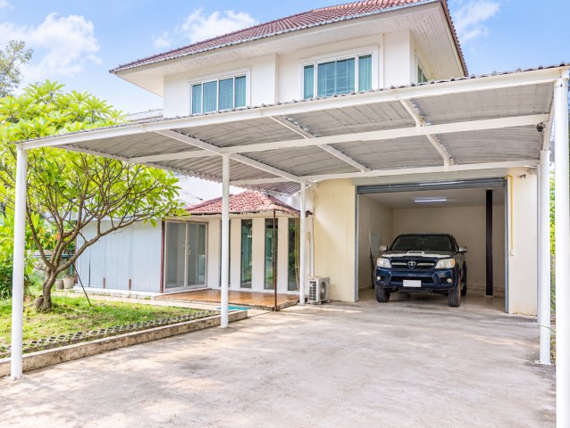 Makro รามคำแหง110-112 10นอน ให้เช่าโกดัง-บ้านเดี่ยว 2ชั้น 3น้ ใกล้สัมมากร มาร์เก็ต 29,999 บาทต่อเดือน โรงเรียนเตรียมอุดมศึกษาน้อมเกล้า 100 ตร.ว. 550 ตร.ม. รถ 6 ล้อเข้าออกได้ มีโกดังขนาดใหญ่ ลานจอดรถ 2–4คัน เหมาะทำ Home Office สำนักงาน คลังสินค้า โรงงานขนาดเล็ก หรือผลิตสินค้า OEM ค่าเช่า Makro Ramkhamhaeng110-112 10Beds Warehouse 2Storey House for Rent 29,99 Baht per month   3Baths near Sammakorn Market and Triam Udom Suksa Nomklao School. 100sq.w. 550sq.m. large warehouse, parking for 2–4 cars, and 6-wheel truck access. Suitable for a Home Office, office, warehouse, small f