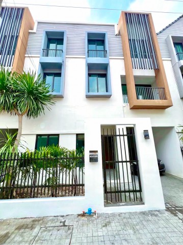 รพ.มิตรไมตรี 500 ม. เมืองทองธานี โฮมออฟฟิศ 3 ชั้น 3 นอน 3 น้ำ พื้นที่ใช้สอย 220 ตร.ม ทำเลติดถนนติวานนท์ ใกล้ทีพีกอล์ฟไดร์ฟวิ่งเร้นจ์ 700 ม.ตลาด อิมแพ็ค เมืองทองธานี เดินทางสะดวก เหมาะสำหรับพักอาศัย และทำโฮมออฟฟิศ พร้อมที่จอดรถ ใกล้รถไฟฟ้า และทางด่วน 21,999 บาท/เดือนLocated 500m.from Mitmaitree Hospital and near Muang Thong Thani this 3-story home office features 3 bed 3 bath and 220 sq.m. of usable area. Situated on Tiwanon Road near TP Golf Driving Range 700m. and IMPACT Muang Thong Thani. Convenient access to major roads skytrain and expressway. Suitable for r