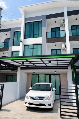 พร้อมเฟอร์ฯ สำนักงานครบ พุทธมณฑลสาย 5 บางกระทึก ให้เช่าโฮมออฟฟิศใหม่ 3 ชั้น 3นอน 3น้ำ ใกล้รพ.สต.บางกระทึก 550 ม. 24 ตร.ว.  250 ตร.ม.เหมาะสำหรับสำนักงาน และพักอาศัย เดินทางสะดวก ใกล้เทศบาลตำบลบางกระทึก 1.0 กม.แหล่งชุมชน ตลาด โรงพยาบาล และเส้นทางคมนาคมหลัก 24,999 บาท/เดือนModern 3-story home office for rent on Phutthamonthon Sai 5 Bang Krathuek. Features 3 bed and 3 bath. Located just 550 m.from Bang Krathuek Sub-district Health Promoting Hospital. 24sq.wa. 250sq.m. Fully furnished with office furniture suitable for office and residential use. Conveniently located 1.0