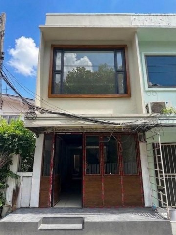 ให้เช่าทาวน์โฮม 2 ชั้น ดีไซน์ Boutique Mid-Century อินทามระ 3 รีโนเวทใหม่ทั้งหลัง ใกล้ BTS สะพานควาย แต่งครบพร้อมใช้งาน เหมาะสำหรับ Airbnb, Boutique Stay, คาเฟ่, โฮมสตูดิโอติดต่อ:: ชยา โทร/ID Line:: 0942823961Link Line:: https://line.me/ti/p/3xFA1An8Kcรหัส# T26-1263ทาวน์โฮม 2 ชั้น ดีไซน์ Boutique Mid-Century ทำเลอินทามระ 3 (ใกล้ BTS สะพานควาย & จตุจักร)o พื้นที่: ประมาณ 140 ตรม.o 3 ห้องนอน 4 ห้องน้ำ (มีห้องน้ำในตัว สะดวกมากสำหรับการจัดเซตห้องพัก Airbnb หรือคาเฟ่)o เลื�