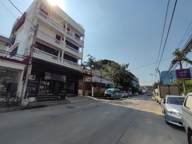 ให้เช่าอาคารสำนักงาน 4.5 ชั้น Stand Alone 675 ตรม. ซอยอ่อนนุช 70/1 มีลิฟต์ขนสินค้า ใกล้พัฒนาการ และ รถไฟฟ้าศรีนุชติดต่อ:: คุณชยา โทร/ID Line:: 0942823961Link Line:: https://line.me/ti/p/3xFA1An8Kcรหัส# T26-1260อาคารสำนักงาน 4.5 ชั้น Stand Alone ซอยอ่อนนุช 70/1 ใกล้พัฒนาการ และ รถไฟฟ้าศรีนุชo เหมาะกับการทำเป็นออฟฟิศ โชว์รูม โกดังแพคของขายของออนไลน์o พื้นที่ใช้สอย 675 ตารางเมตรo 12 ห้องน้ำo หน้ากว้าง 10 ม. ลึก 15 เมตรo เครื่องปรับอากาศ 14 เครื่อ�