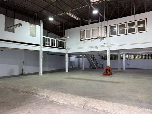 ให้เช่าโกดัง คลังสินค้า 120 ตรว. 580 ตรม. มีชั้นลอย ซอยวิภาวดีรังสิต 6 ใกล้ทางด่วนดินแดง และทางขึ้นโทลล์เวย์ เหมาะทำโกดัง คลังสินค้า อู่รถยนต์ติดต่อ:: ชยา โทร/ID Line:: 0942823961Link Line:: https://line.me/ti/p/3xFA1An8Kcรหัส# T26-1274โกดัง คลังสินค้า ซอยวิภาวดีรังสิต 6 ใกล้ทางด่วนดินแดง เหมาะทำโกดัง คลังสินค้า อู่รถยนต์o ขนาดพื้นที่ 120 ตารางวาo พื้นที่ใช้สอยทั้งหมด 580 ตรม. มีชั้นลอยo พื้นที่ชั้นล่างมีส่วนกั้นห�