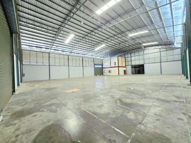 นาดี 1 ไร่ พื้นที่ใช้สอย 1,300 ตร.ม.โกดังโรงงาน 1 นอน 2 น้ำรร.บ้านบางปิ้ง 1.4 กม..สี่วาพาสวัสดี-เอกชัย  ใกล้ตลาดเศรษฐกิจ 2 กม. บนที่ดิน พร้อมออฟฟิศ 2 ชั้น ถนนกว้าง รถเทรลเลอร์ และรถคอนเทนเนอร์เข้า-ออกสะดวกเหมาะสำหรับธุรกิจโลจิสติกส์ คลังสินค้า และกิจการที่ต้องการพื้นที่ขนาดใหญ่ ใกล้รพ.ศูนย์การค้า เดินทางเข้า-ออกสมุทรสาคร และกรุงเทพฯได้สะดวก 129,998 บาทต่อเดือนSiwa Pasawatdi-Ekachai NaDi  1-r