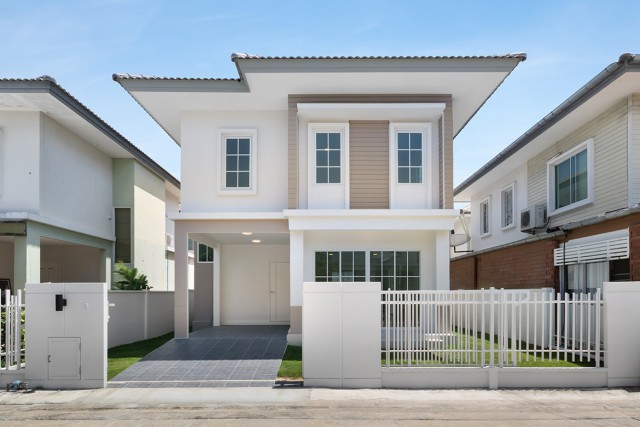 ราคาพิเศษเพียง 3,690,000 บาทบ้านแฝด 2 ชั้น รีโนเวทใหม่ พฤกษาวิลเลจ ซีนเนอรี่ 28 บางใหญ่ ซอยแก้วอินทร์ ใกล้เซ็นทรัลเวสต์เกตและรถไฟฟ้า                      พื้นที่ : 35.7 ตร.ว. พื้นที่ใช้สอย : 160 ตร.ม. 3 ห้องนอน 2 ห้องน้ำ ที่จอดรถ 2 คัน บ้านเลขที่ 73/311 ซอย 27 จุดเด่นของบ้าน ตกแต่งใหม่ด้วยวัสดุคุณภาพทั้งหลัง พื้นโรงจอดรถ ปูด้วยกระเบื้องกันลื่น ต่อเติมเคาเตอร์ครัว ฟังก์ชันพร้อมใช้งานจริง มีพื้น