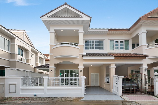 บ้านแฝด 2 ชั้น รีโนเวทใหม่ ขนาด 36 ตร.ว. หมู่บ้าน รติรมย์พาร์ค ราชพฤกษ์-กาญจนาภิเษก (สวนผัก 32) ทำเลดี ใกล้เซ็นทรัล เวสต์วิลล์ ส่วนกลางครบ ทั้ง รปภ สระว่ายน้ำ คลับเฮ้าส์ ทำเลทองเดินทางได้ทั้ง ราชพฤกษ์ นครอินทร์ ใกล้ทางด่วนศรีรัชเพียง 10 นาที พร้อมปูสนามหญ้าข้างบ้าน เป็นโซนพักผ่อน ดูทำเลที่ตั้งโครงการ:  https://www.google.com/maps/place/รติรมย์พาร์ค/@13.8045073,100.4296949,1030m/data=!3m2!1e3!4b1!4m6!3m5!1s0x30e290a321ae5d73:0x314c08bb0e8dd696!8m2!3d1