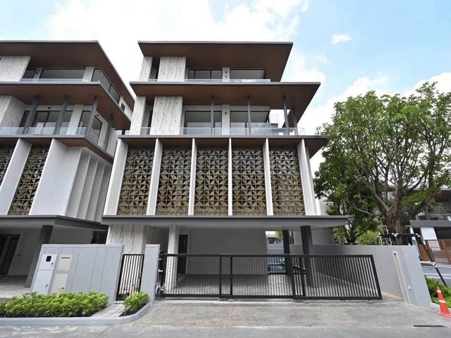 ขายบ้านเดี่ยวหรู 3.5 ชั้น 423 ตรม. อาร์เทล อโศก-พระราม 9 Artale Asoke - Rama 9  ขายด่วน บ้านตัวอย่างจากโครงการ*** ราคาพิเศษ 60 ล้านบาท ( จากปกติ 87 ล้านบาท) ติดต่อ:: ชยา โทร/ID Line:: 0942823961   Link Line:: https://line.me/ti/p/3xFA1An8Kcรหัส# T26-1289บ้านเดี่ยว Luxury Pool Villa 3.5 ชั้น ARTALE อโศก-พระราม 9 บ้านตัวอย่างจากโครงการo ที่ดิน 57.5 ตร.ว. o พื้นที่ใช้สอย 423 ตรม o 4 ห้องนอน  o 6 ห้องน้ำ  o 3 ที่จอดรถo มีลิฟต์ และสระว่ายน้ำส่วนตัวo เพดานห้องนั่งเล่น สูง 6.7 เมตร �