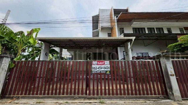 รหัสทรัพย์ : N1181บ้านเดี่ยว 3 ชั้น พร้อมที่ดิน 100 ตารางวา ปลูกสร้างเอง วัสดุคุณภาพ พร้อมเข้าอยู่ที่ตั้ง : ถนนสามวา แขวงบางชัน เขตคลองสามวา กรุงเทพมหานคร 10510รายละเอียดทรัพย์- บ้านเดี่ยว 3 ชั้น เนื้อที่ดิน 100 ตารางวา พื้นที่ใช้สอย 368 ตารางเมตร- 5 ห้องนอน, 5 ห้องน้ำ, 1 ห้องนั่งเล่น, 1 ห้องรับแขก, 1 ห้องครัว, 4 ที่จอดรถ- 3 ห้องอเนกประสงค์, 1 ห้องนอนแม่บ้าน, 1 ห้องน้ำแม่บ้าน- แอร์ 7 เครื่อ�