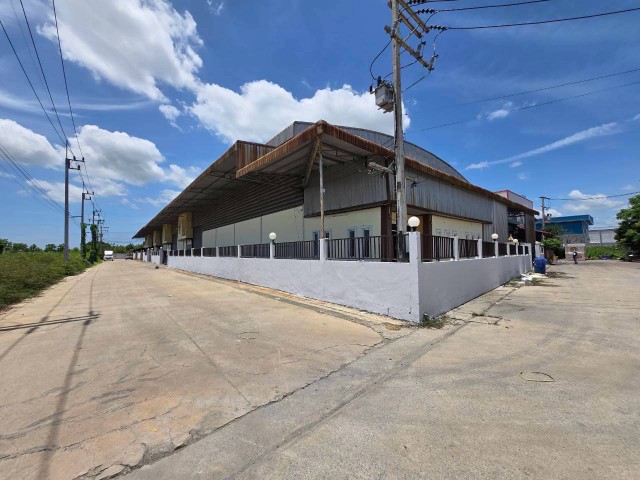 ใกล้ตลาดเศรษฐกิจ 2 กม.รร.บ้านบางปิ้ง 1.4 กม..สี่วาพาสวัสดี-เอกชัย นาดี โกดังโรงงาน 1 นอน 2 น้ำ บนที่ดิน 1 ไร่ พื้นที่ใช้สอย 1,300 ตร.ม.พร้อมออฟฟิศ 2 ชั้น ถนนกว้าง รถเทรลเลอร์ และรถคอนเทนเนอร์เข้า-ออกสะดวกเหมาะสำหรับธุรกิจโลจิสติกส์ คลังสินค้า และกิจการที่ต้องการพื้นที่ขนาดใหญ่ ใกล้รพ.ศูนย์การค้า เดินทางเข้า-ออกสมุทรสาคร และกรุงเทพฯได้สะดวก 129,999 บาทต่อเดือนBanBangPing School 1.4 m. Siwa Pa