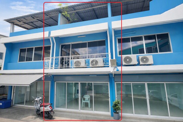 บนที่ดิน 21 ตร.ว. ค่าเช่าเริ่มต้น 15-16,999 บาทต่อเดือน ให้เช่าโฮมออฟฟิศ 3 ชั้น อินทามระ 7-14 ทำเลรัชดา สุทธิสาร สามเสนใน พญาไท 3 ห้องนอน 2 ห้องน้ำ ใกล้บีทีเอสสะพานควาย 912 ม. พื้นที่ใช้สอย 241 ตร.ม. 3-Storey Home Office for Rent on Inthamara 7–14 Ratchada, Sutthisan, Samsen Nai, Phaya Thai. Featuring 3 Bedrooms, 2 Bathrooms, 241 Sq.m. of Usable Space on 21 Sq.w. of Land. Located 912 m. from BTS Saphan Khwai. Monthly Rent15,000-16,999 Baht.ถนนอินทามระ แขวงสามเสนใน เขตพญาไท กรุงเทพมหานครขนาดที่ดิน 21 ตร.ว. พื้นที่ใช้สอย 241 ตร.ม.Land Area 21 Sq.w. Usable 