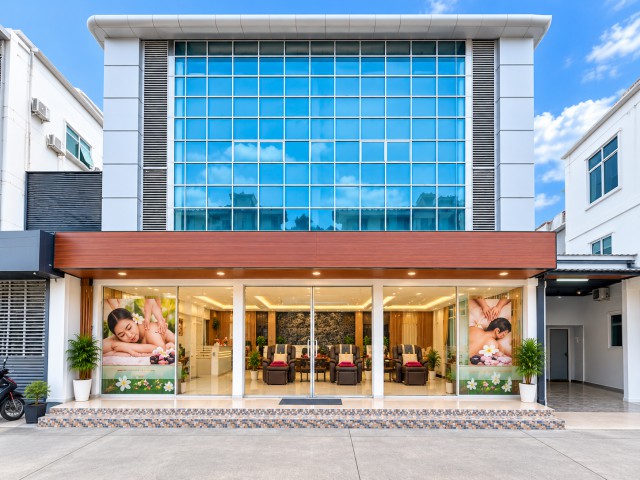 ลาดกระบัง26-34 14นอน อาคารให้เช่า 4 ชั้น 3 คูหา ทำเลใกล้สนามบินสุวรรณภูมิ 2.45 กม.ถนนกิ่งแก้ว- ใกล้แอร์พอร์ตเรลลิงก์ลาดกระบัง 1.08 กม. พื้นที่ 55 ตร.ว. 680 ตร.ม. ลดค่าเช่ากว่า 50% เหลือเพียง 59,998บาทต่อเดือน ไม่มีค่าเซ้ง เหมาะสำหรับร้านนวด สปา คลินิก และสำนักงาน LatKrabang Rd. 26-34 14bed 4-Story Commercial Building KingKaew for Rent in Lat Krabang, Near Suvarnabhumi Airport and Lat Krabang Airport Rail Link. 55 Sq.Wah, 680 Sq.M. Over 50% Rent Reduction from 130,000 to 59,998 Baht per Month. No Key Money. Ideal for Massage, Spa, Clinic, Office, and Service Businesses.ถนนกิ่งแก