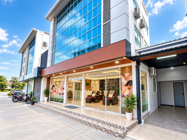 ถนนกิ่งแก้ว-ลาดกระบัง26-34 14นอน อาคารให้เช่า 4 ชั้น 3 คูหา ทำเลใกล้สนามบินสุวรรณภูมิ 2.45 กม. ใกล้แอร์พอร์ตเรลลิงก์ลาดกระบัง 1.08 กม. พื้นที่ 55 ตร.ว. 680 ตร.ม. ลดค่าเช่ากว่า 50% เหลือเพียง 59,997 บาทต่อเดือน ไม่มีค่าเซ้ง เหมาะสำหรับร้านนวด สปา คลินิก และสำนักงาน KingKaew LatKrabang Rd. 26-34 14bed 4-Story Commercial Building for Rent in Lat Krabang, Near Suvarnabhumi Airport and Lat Krabang Airport Rail Link. 55 Sq.Wah, 680 Sq.M. Over 50% Rent Reduction from 130,000 to 59,997 Baht per Month. No Key Money. Ideal for Massage, Spa, Clinic, Office, and Service Businesses.ถนนกิ่งแ�