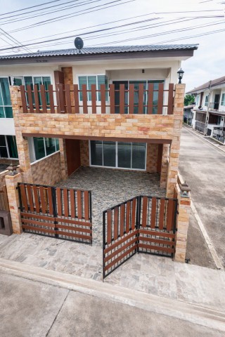 รีสอร์ท ศรีราชา เปิดซิง บ้านพร้อมอยู่ 2-3นอน 2น้ำ สวนสัตว์เสือศรีราชา 930 ม.20 ตร.ว. 160 ตร.ม. ราคา 1,999,999 บาท พร้อมต่อเติมโรงรถและครัว ค่าเช่า 9,000 บาทต่อเดือน เหมาะสำหรับอยู่อาศัยหรือทำบ้านพักระยะยาวResort Sriracha Newly Opened 2-3Beds 2Bath Near Tiger Topia Sriracha Zoo 930m.Sriracha Attractions 670m. 20Sq.Wah with 160 Sq.M. Usable Area Sale Price 1,999,999 Baht with Additional Carport and Kitchen Rental 9,000 Baht per Month Suitable for Long Term Living or Investmentถนนหนองขาม แขวงหนองขาม เขตศรีราชา จังหวัดชลบุรีขนาด 20 ตร.ว. พื้นที่ใช้สอย 160 ต�