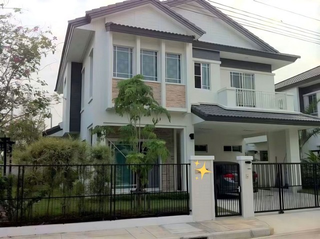 บ้านเดี่ยว2ชั้น ให้เช่า หลังมุม63ตารางวา  #บ้านเช่าแจ้งวัฒนะบ้านเดี่ยว ตกแต่งสวย +สวนสวย+ หลังมุม+ วิวสวย+ พร้อมอยู่ ติดถนนใหญ่ 3 ห้องนอน 3 ห้องน้ำ 1 ห้องรับแขก 1 ห้องครัว 1 ห้องแม่บ้าน  แอร์ 4 ตัวเฟอร์นิเจอร์ครบเครื่องซักผ้า ซัก อบ, เครื่องทำน้ำอุ่น   Master bedroom พร้อมตู้เสื้อผ้า build in โต๊ะทำงานครัว Built-in พร้อม ตู้เย็น ไมโครเวฟ เตาอบระบบรดน้ำต้นไม้อัตโนมัติ รั้วอัตโนมัติ ประตูด
