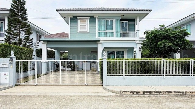 รหัสทรัพย์ : 7441บ้านเดี่ยว 50 ตารางวา แต่งครบ พร้อมอยู่! Villaggio บางนา (ซอยเอแบค)ที่ตั้ง : ซอยเอแบค ตำบลบางบ่อ อำเภอบางบ่อ จังหวัดสมุทรปราการ 10560รายละเอียดทรัพย์- บ้านเดี่ยว 2&nbsp;ชั้น ขนาดเนื้อที่ 50 ตารางวา พื้นที่ใช้สอย 114 ตารางเมตร (แบบมาตรฐาน)- 3 ห้องนอน, 2 ห้องน้ำ, 1 ห้องรับแขก, 1 ห้องครัวไทย (มีเครื่องดูดควัน, ซิ้งค์ครัวพร้อมใช้งาน)- จอดรถภายในบ้าน 2 คัน, มีพื้นที่สีเขียวรอบตัว�