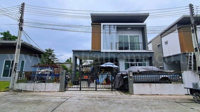 รหัสทรัพย์ : N1355บ้านเดี่ยวหลังเดียวในหมู่บ้านทริโอทาวน์ อัสสัมชัญ-ศรีราชา ราคาถูกกว่าบ้านแฝด ถูกสุดในโครงการที่ตั้ง :&nbsp;ถนนอัสสัมชัญ-หนองค้อ ตำบลสุรศักดิ์ อำเภอศรีราชา จังหวัดชลบุรี&nbsp;20110รายละเอียดทรัพย์- บ้านเดี่ยว 2 ชั้น หลังเดียวในโครงการทริโอทาวน์ อัสสัมชัญ-ศรีราชา ราคาถูกสุดในโครงการ- เหมาะซื้ออยู่เองหรือซื้อลงทุนรีโนเวทปล่อยเช่า ราคาถูกกว่าบ้านแฝ�