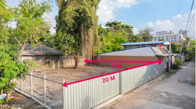 เพชรบุรี 43-49 บางกะปิ ที่ดินถมแล้วติดคลองแสนแสบ 81 ตร.วา. ใกล้รร.นานาชาติโชรส์เบอรีกรุงเทพฯ 700 ม.ทำเลใจกลางเมือง เหมาะสำหรับพัฒนาโครงการ บ้านพักอาศัย โฮมออฟฟิศ หรือธุรกิจหลากหลายประเภทใกล้รพ.กรุงเทพ 300 ม.สถานศึกษา ศูนย์การค้า และรถไฟฟ้าBTS/MRT เดินทางสะดวก เข้า-ออกได้หลายเส้นทาง ใกล้ทางด่วนพระราม 9 และทางด่วนศรีรัช ​34,999 บาท/เดือน​ Filled and levelled land for rent/sale on Phetchaburi 43-49 in Bang Kapi adjacent to Saen Saep Canal.