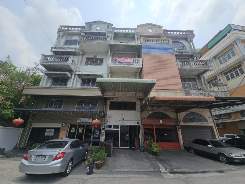 RealEstate 905-14 ✨ #ขายด่วน ตึกแถว 3.5 ชั้น ติดถนนรัชดาภิเษก-ตลาดพลู ✨ทำเลทองฝั่งธนฯ ตรงข้ามตลาดเฟิร์สวัน เดินชิลล์ไป BTS ตลาดพลู แค่ 500 เมตร!ที่ตั้ง : 1/2 ถ.รัชดาภิเษก แขวงตลาดพลู เขตธนบุรี กทม.ขนาดพอดีใจ: เนื้อที่ 22.6 ตร.ว. พื้นที่ใช้สอย 240 ตร.ม. (กว้าง 4 ม. ลึก 15 ม.)ปล่อยราคาน่ารักเพียง 6.95 ล้านบาท เท่านั้นจ้า (ค่าโอนคนละครึ่งนะ) ???? รายละเอียดสุดปังห้องเยอะจุใจ: 5 ห้องนอน 4 ห้องน้ำ มีชั้นลอยแ�