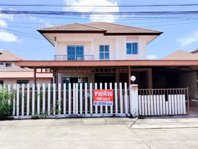 รหัส #PJ.00012-2569#1).โครงการ: ม.ดิเอ็กเทนโซ22).ที่ตั้ง: ถนน ประชาสำราญ3). บ้านเดี่ยว2ชั้น 100 ตรว.4).จำนวนห้อง: 6ห้องนอน/2ห้องน้ำ/1ห้องครัว/2ห้องโถง/6ที่จอดรถตกแต่งต่อเติมเรียบร้อยสวยงามพร้อมอยู่ เหมาะอยู่อาศัยเป็นครอบครัวขนาดใหญ่ บริเวณบ้านก้วางขวางมีสนามหญ้า พืชสวนครัว-โครงการหมู่บ้านติด ถนนสายหลักประชาสำราญถนนเมน กว้าง -ภายในโครงการมีสวนส่วนกลางร่มรื่น สวยงามเงียบสงบ น