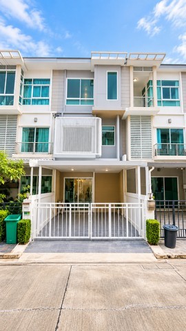 ทาวน์โฮมรีโนเวทใหม่ โครงการ เดอะ เมทโทร พระราม 9 เนื้อที่ 18.8 ตร.ว. พื้นที่ใช้สอย 143.48 ตร.ม. สูง 3 ชั้น ฟังก์ชัน 3 ห้องนอน 3 ห้องน้ำ จอดรถได้ 2 คัน โครงการคุณภาพจาก Property Perfect เดินทางสะดวก เชื่อมต่อถนนพัฒนาการ ถนนศรีนครินทร์ ถนนพระราม9 และมอเตอร์เวย์กรุงเทพ–ชลบุรี**จุดเด่นโครงการ–สภาพแวดล้อม**- โครงการทาวน์โฮมพัฒนาโดยบริษัท พร็อพเพอร์ตี้ เพอร์เฟค จำกัด (มหาชน)- โครงการเชื่อม