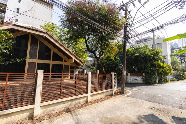 ใจกลางเมืองที่ “ที่ดิน” คือทรัพยากรที่หายากที่สุดนี่คือทรัพย์ที่มี “มูลค่าระยะยาว”ขายบ้านเดี่ยว 2 หลัง พร้อมที่ดินใจกลาง “พร้อมพงษ์”ทำเลที่ไม่เคยตกเทรนด์ และแทบไม่มีวันหลุดจาก Top Tier ของกรุงเทพเพียง 5 นาทีจาก สวนเบญจสิริ และ Emporiumเชื่อมต่อสุขุมวิท 24 ได้อย่างสะดวกสบายรายละเอียดบ้านเดี่ยว 2 หลัง (สภาพ As-Is)- หลังใหญ่ 3 ชั้น- หลังเล็ก 2 ชั้น- พื้นที่ดินรวม 230.5 ตารางวา- พื