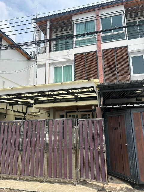 ให้เช่าทาวน์เฮ้าส์ 3 ชั้น 3 ห้องนอน ซอย 20 มิถุนา รัชดา สุทธิสาร ใกล้ MRT สุทธิสาร *** ราคาเช่า 45,000 บาท/เดือน ติดต่อ: ชยา โทร/ID Line:: 0942823961   Link Line:: https://line.me/ti/p/3xFA1An8Kcรหัส# T26-1309ทาวน์เฮ้าส์ 3 ชั้น ซอย 20 มิถุนา สุทธิสาร ใกล้ MRT สุทธิสาร ๐ เนื้อที่ 25 ตรว. ๐ 3 ห้องนอน เฟอร์บิวอินทุกห้อง๐ ห้องนอนใหญ่มี walkin closet๐ 4 ห้องน้ำ ๐ ครัว ลานซักล้าง๐ 3 เครื่องทำน้ำอุ่น๐ 5 แอร์๐ หน้ากว้าง จอดรถในบ้านได้ 2 คัน๐ ทำเลดี เหมาะ