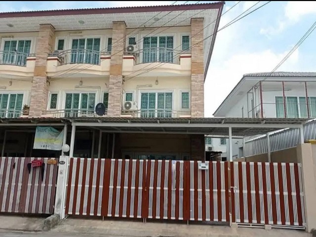 ให้เช่าทาวน์โฮม 3 ชั้นหลังริม 4 ห้องนอน ลาดพร้าว 101 ใกล้ MRT ลาดพร้าว 101*** ราคาเช่า 35,000 บาท/เดือน ติดต่อ:: ชยา  โทร/ID Line:: 0942823961   Link Line:: https://line.me/ti/p/3xFA1An8Kcรหัส# T26-1305 ทาวน์โฮม 3 ชั้นหลังริม ลาดพร้าว 101 ใกล้ MRT ลาดพร้าว 101๐ เนื้อที่ 35 ตร.ว. หลังริมเนื้อที่เยอะ๐ พื้นที่ใช้สอย 172 ตร.ม.๐ 4 ห้องนอน 3 ห้องน้ำ ๐ 1 ห้องโถงใหญ่๐ 3 ที่จอดรถ (ในบ้าน 2 คัน หน้าบ้าน 1 คัน เฟอร์นิเจอร์ และเครื่องใช้ไฟฟ้า ๐ ปั๊มน้ำ / ผ้าม่าน